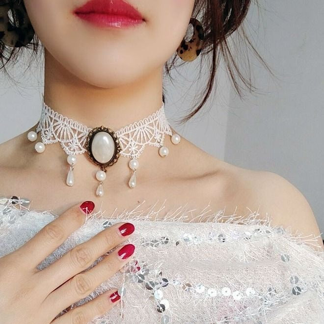 necklace with lace design